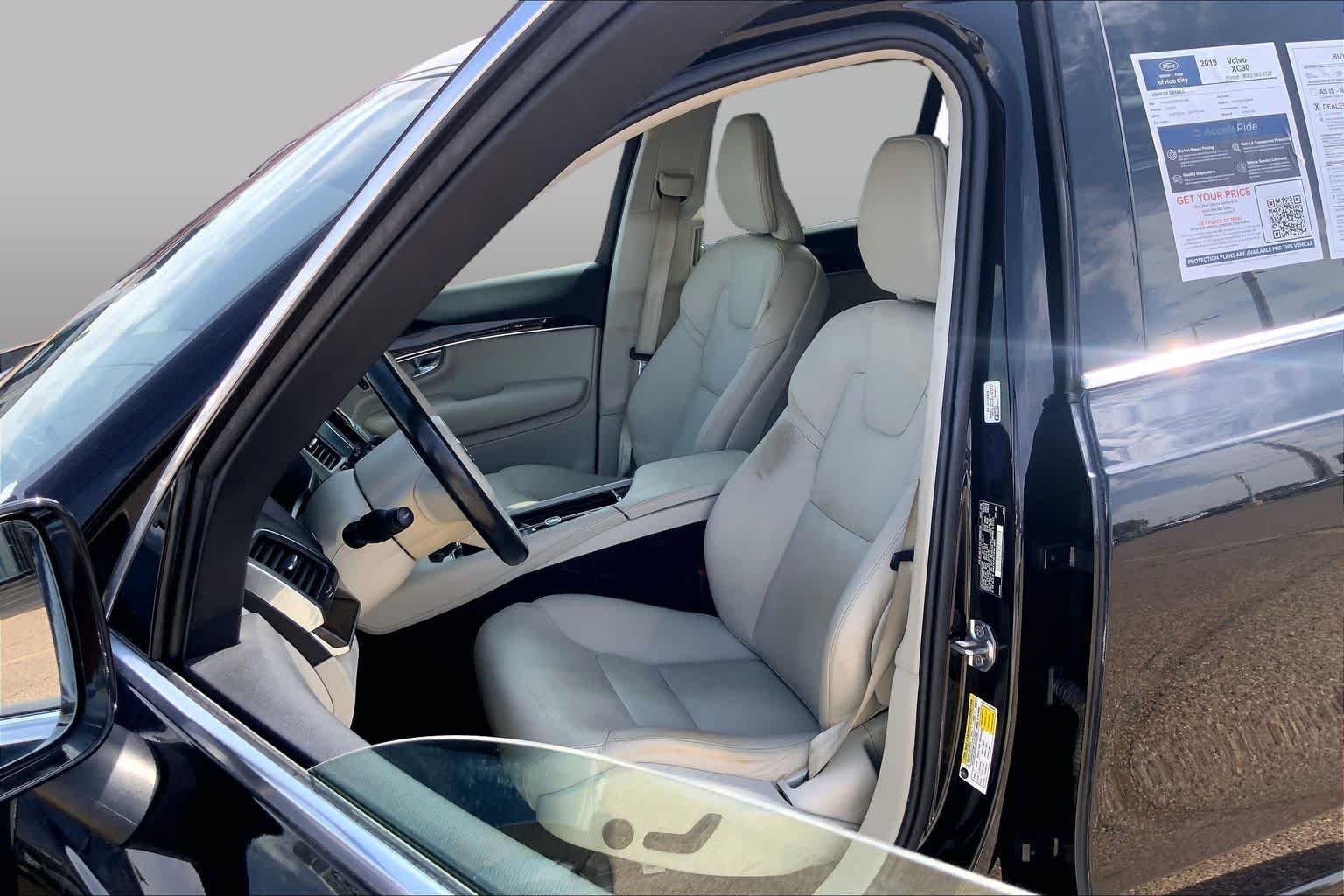 Used 2019 Onyx Black Metallic Volvo Momentum image 8