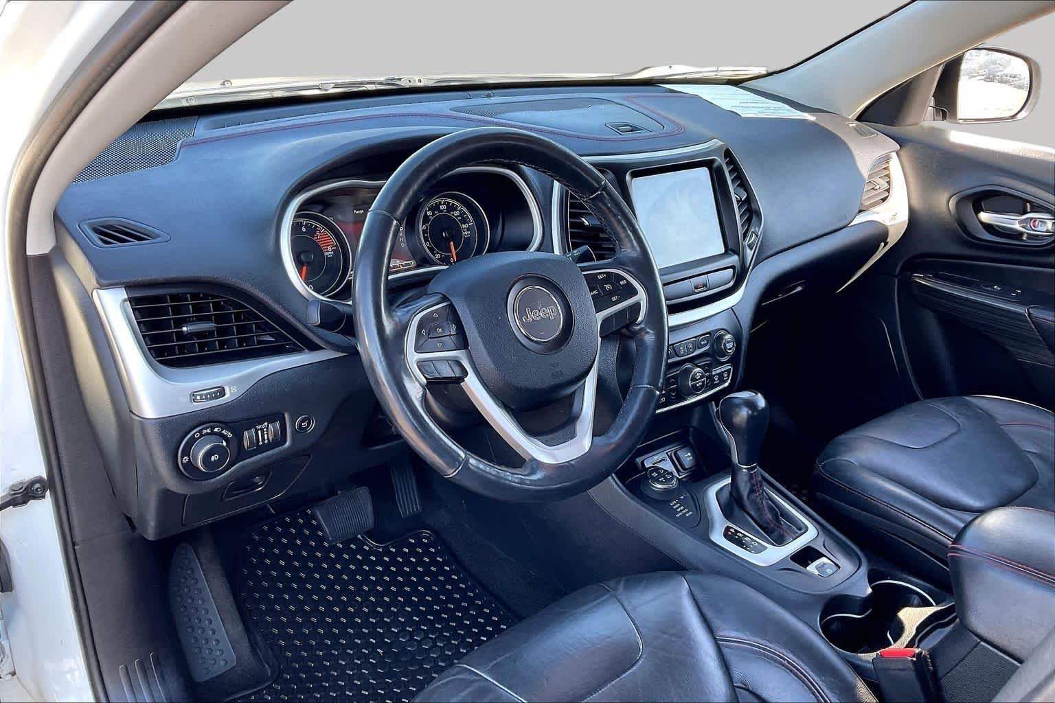 Used 2016 Bright White Clearcoat Jeep Trailhawk image 17