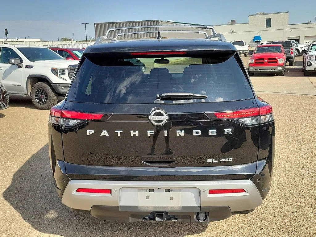 Used 2022  Nissan SL image 9