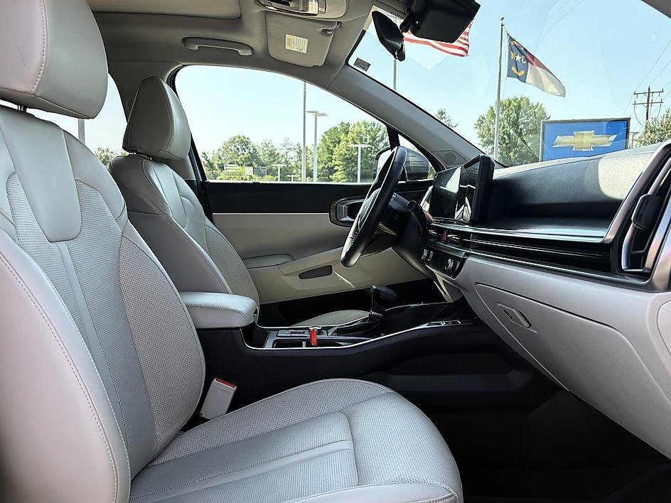 Used 2025 Everlasting Silver Kia S image 14
