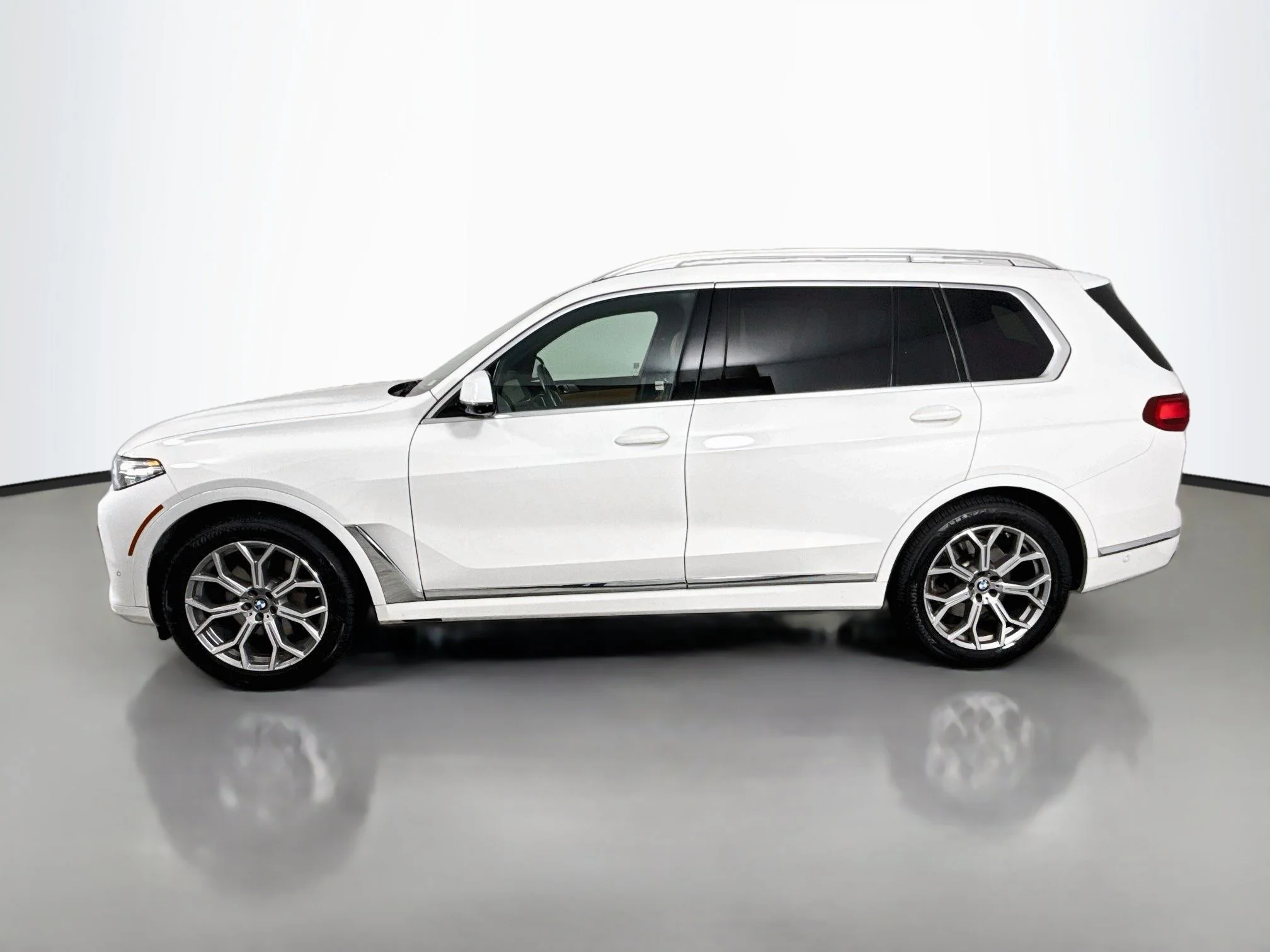 Used 2021 Alpine White BMW xDrive40i image 4