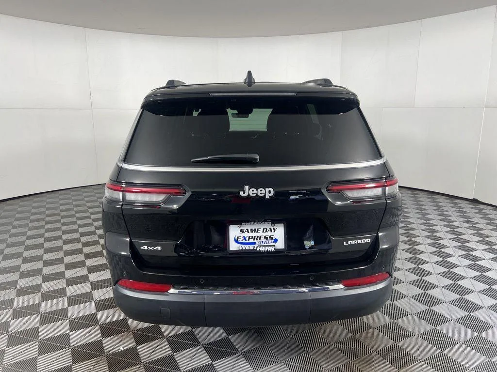 Used 2025 Diamond Black Crystal Pearlcoa Jeep Laredo image 7