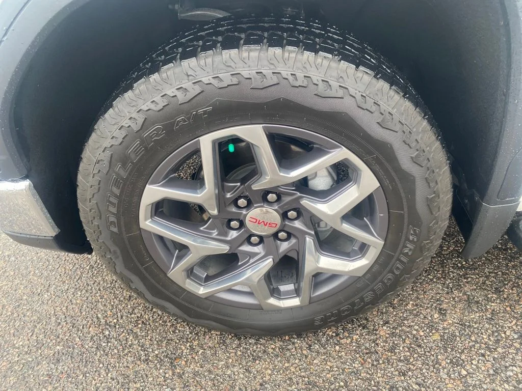 Used 2025 White GMC SLT image 9