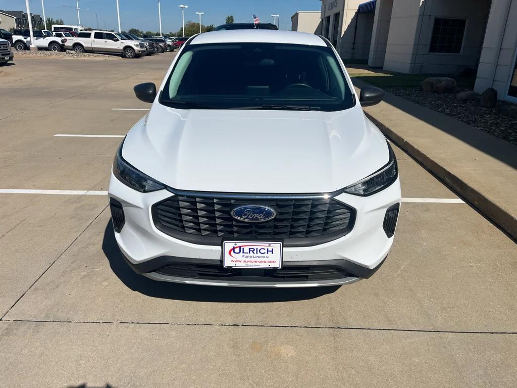Used 2025 Oxford White Ford Active image 3