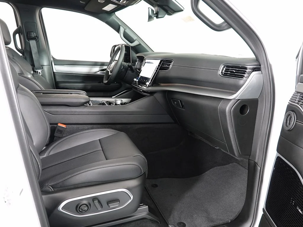 New 2026 Bright White Clear-Coat Exterior Paint Jeep Limited Altitude image 19
