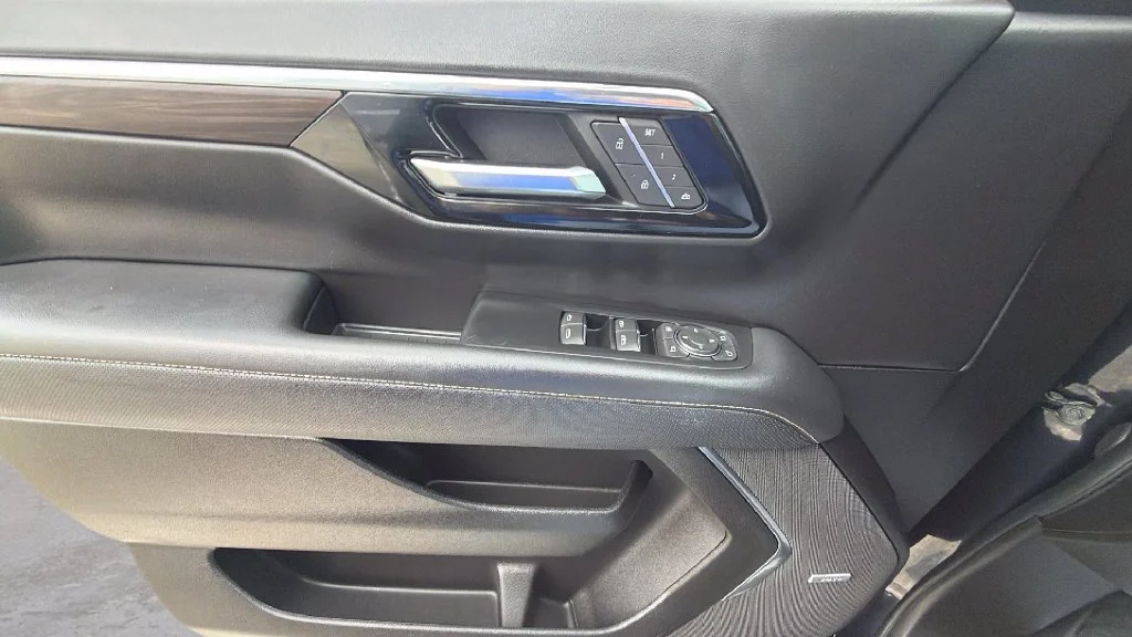 Used 2025 Dark Ash Metallic Chevrolet Premier image 26