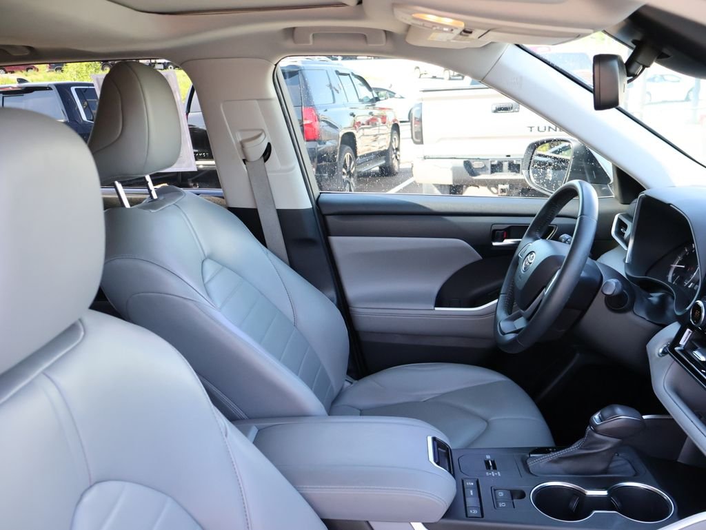 Used 2022 Silver Toyota XLE image 8