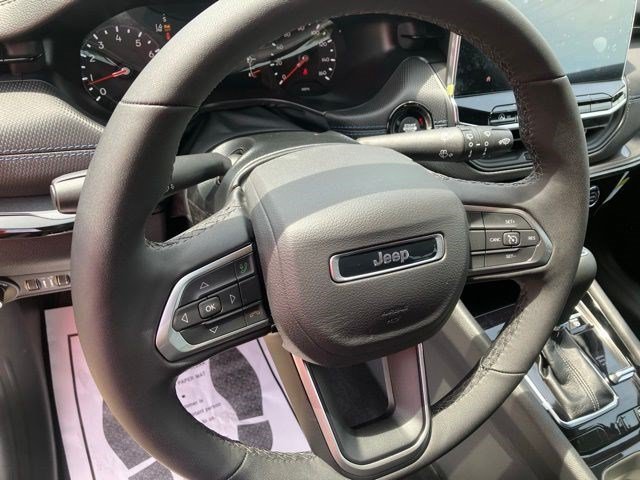 New 2026 Diamond Black Crystal Pearlcoat Jeep Latitude Altitude image 13