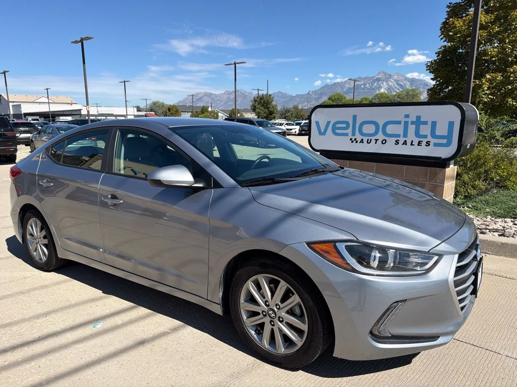 Used 2017 Gray Hyundai SE image 1
