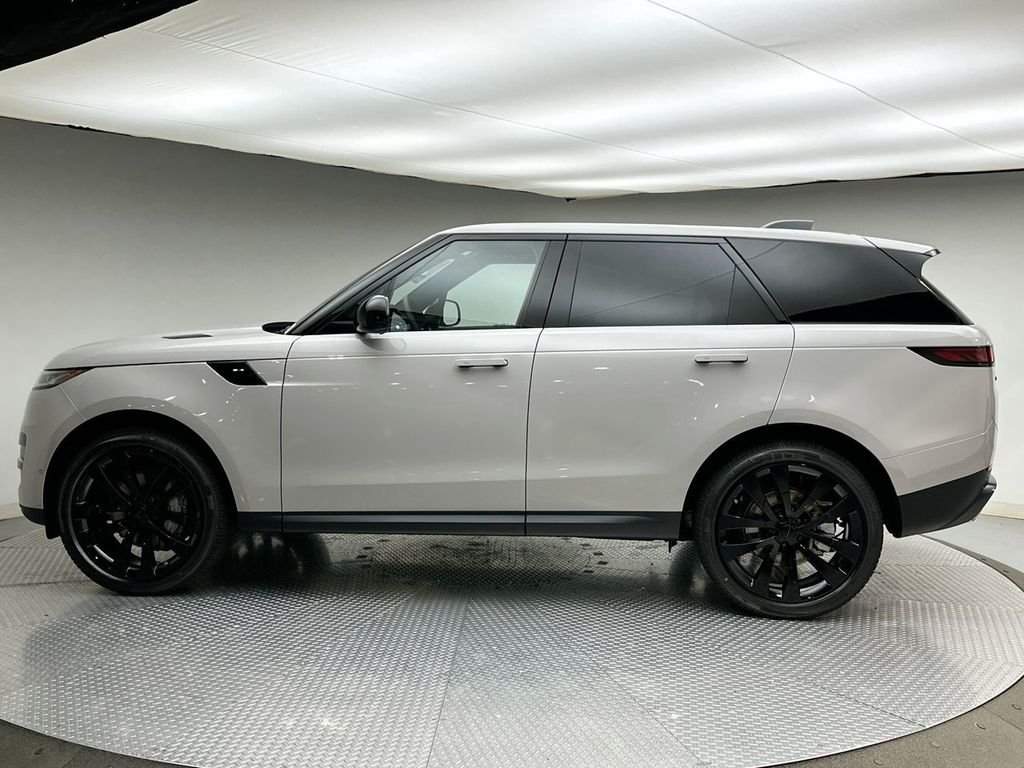 New 2026 Borasco Grey Land Rover SE image 2