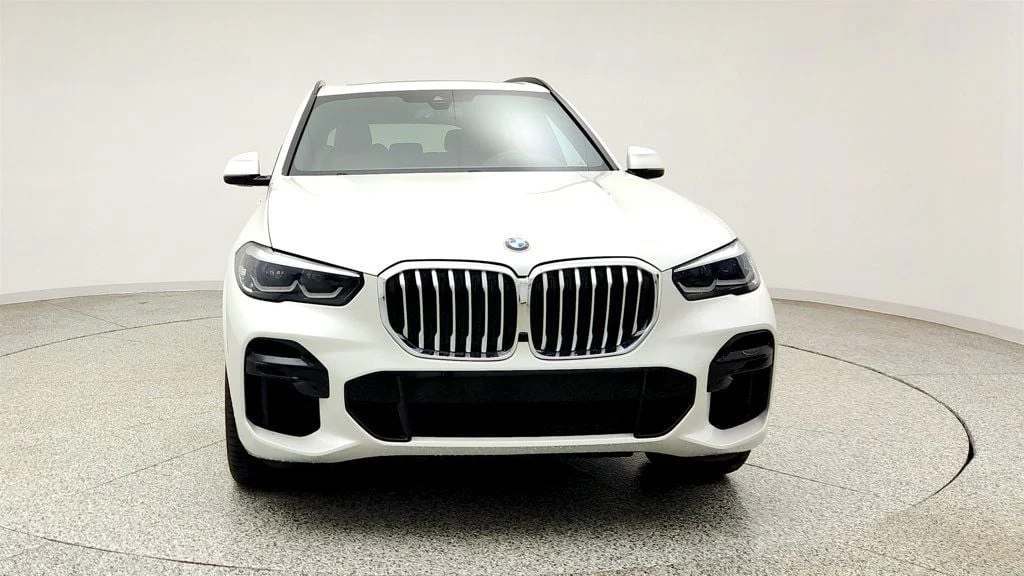 Used 2023 Mineral White Metallic BMW xDrive30i SAV w/ M Sport Pkg & Premium Pkg image 2
