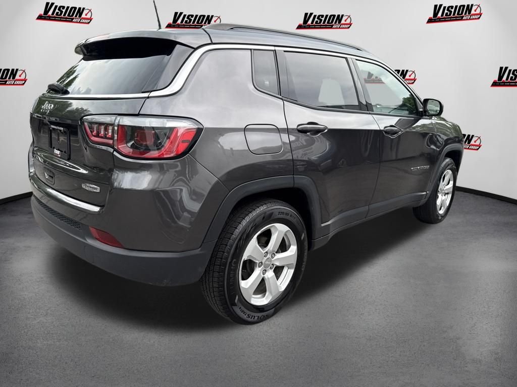 Used 2018 Gray Jeep Latitude image 5