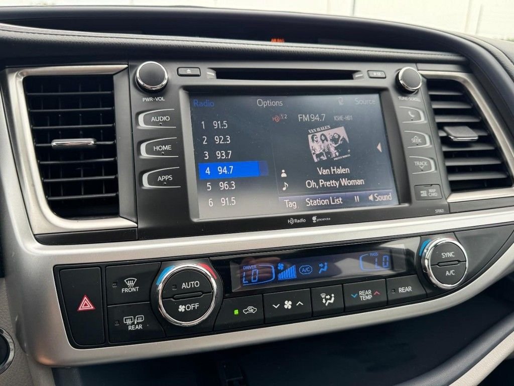 Used 2014 Silver Toyota XLE V6 image 20