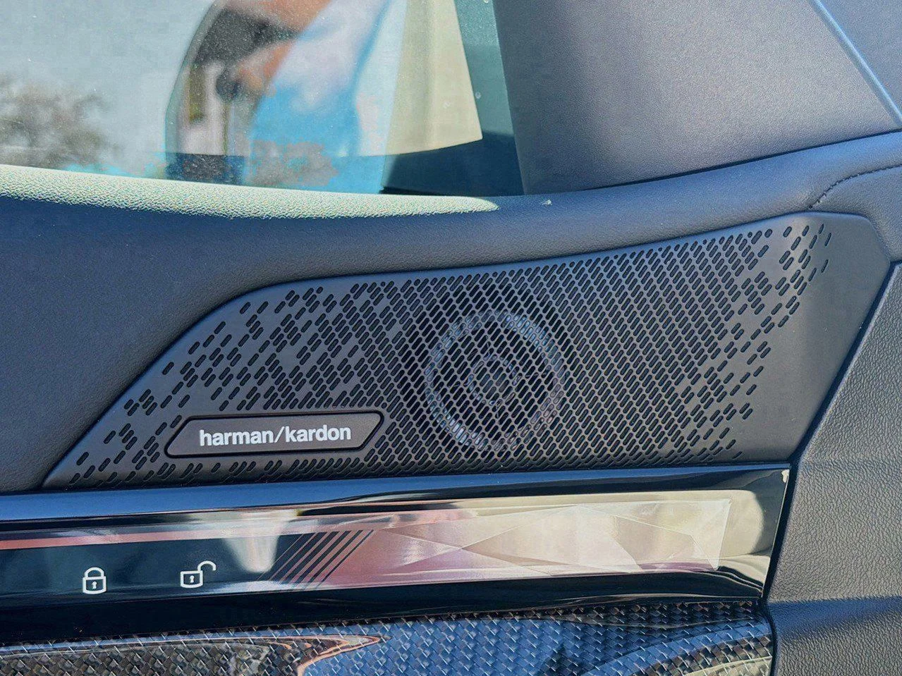 2026 BMW 5 Series 550e - Photo 25