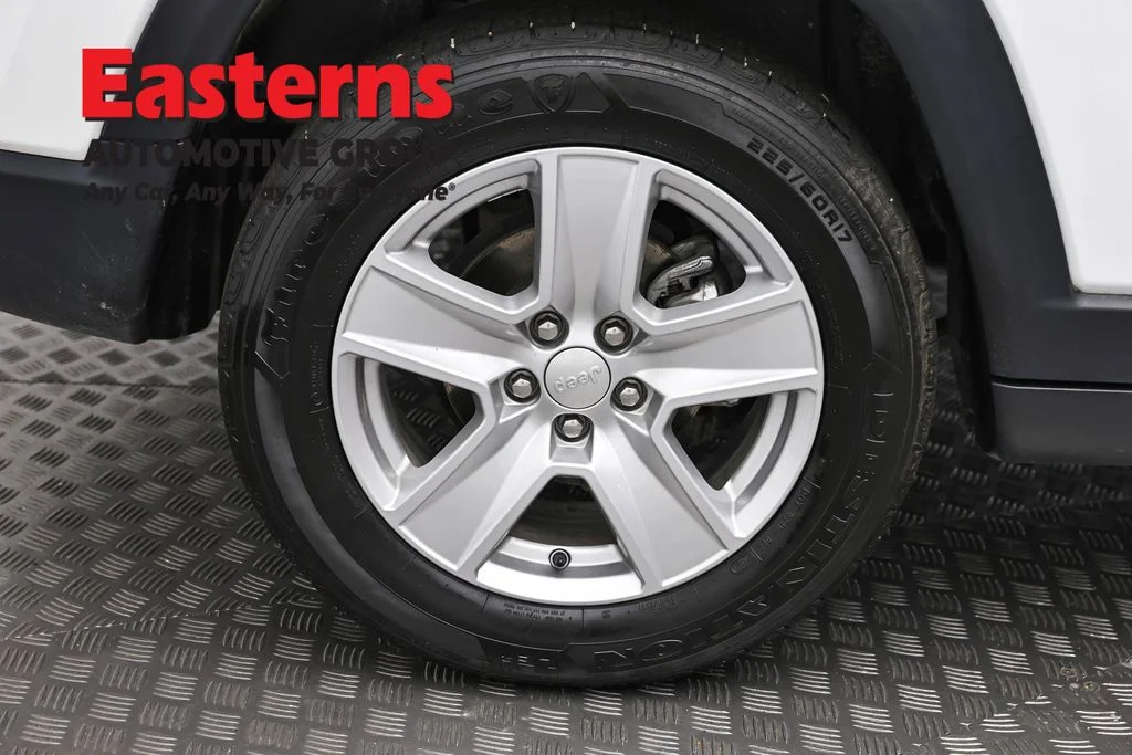 Used 2022 White Jeep Latitude image 30