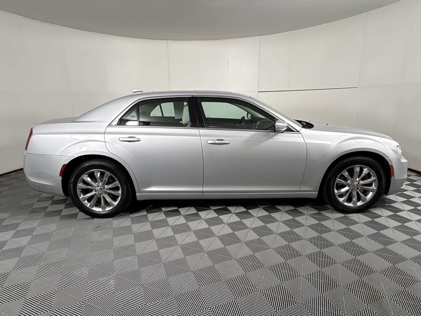 Used 2020 Silver Mist Clearcoat Chrysler Touring L image 21