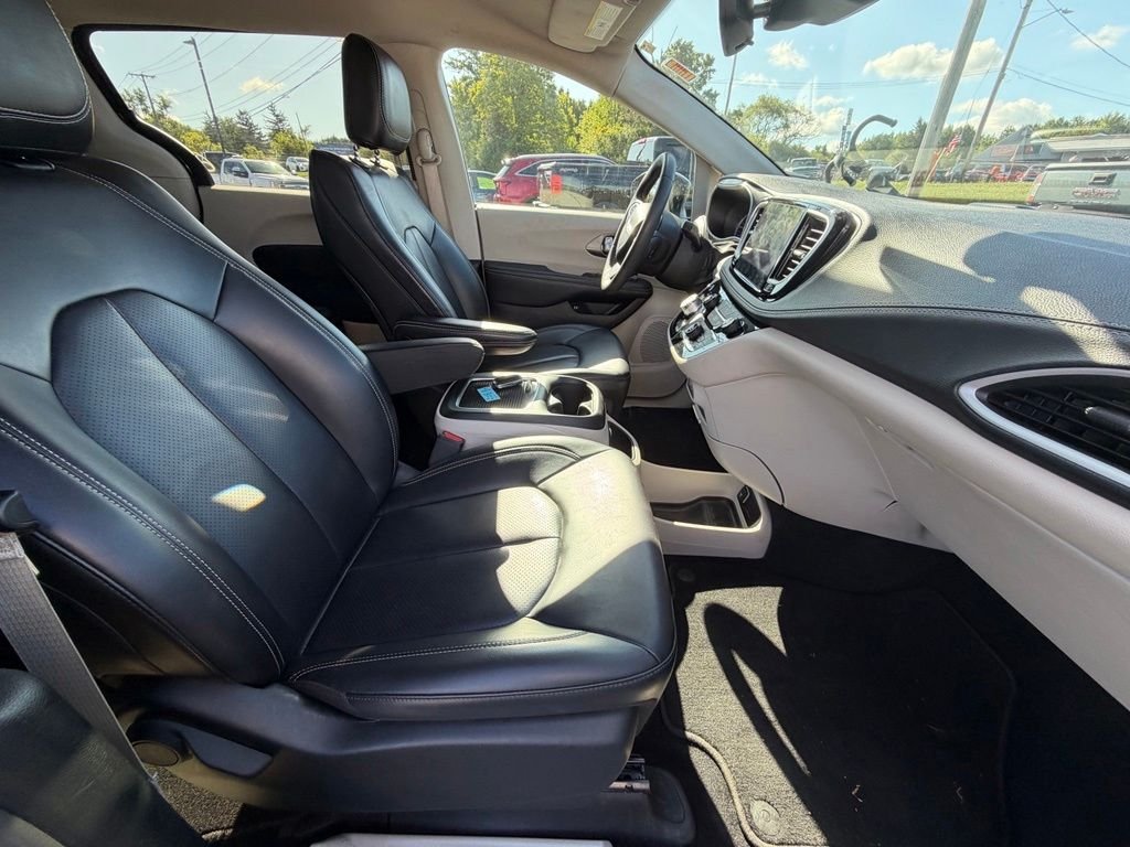 Used 2023 Black Chrysler Touring L image 39