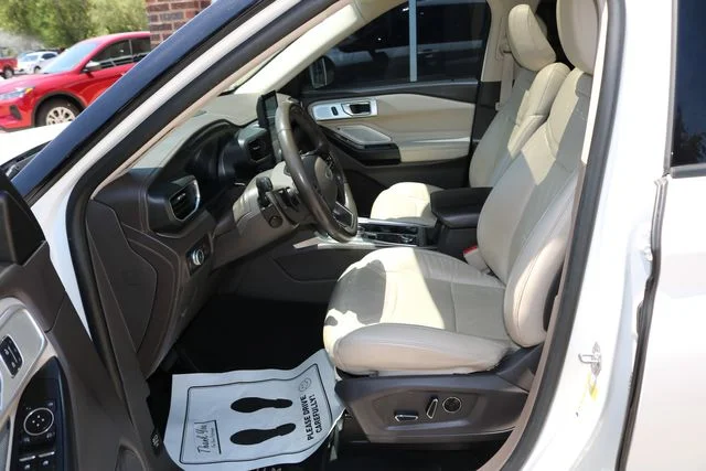 Used 2020 White Metallic Ford Platinum image 9