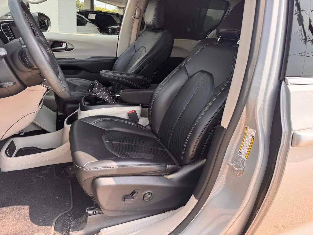 Used 2023 Silver Chrysler Touring L image 19