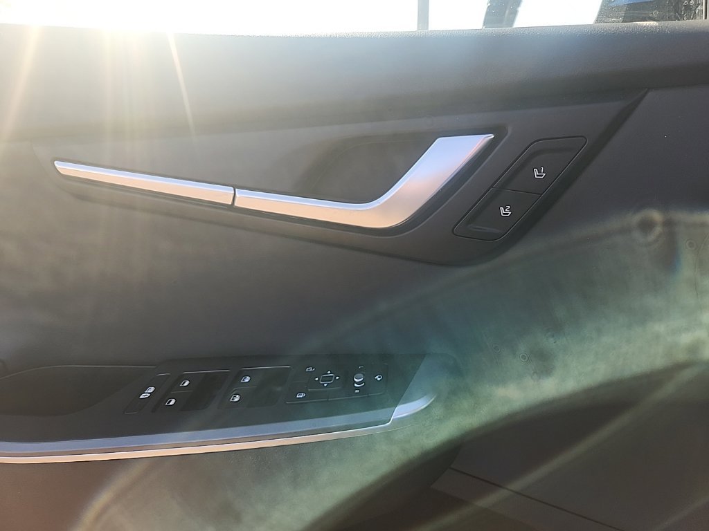 Used 2024 Aurora Black Kia Light image 25