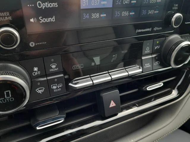 Used 2021  Toyota XLE image 24
