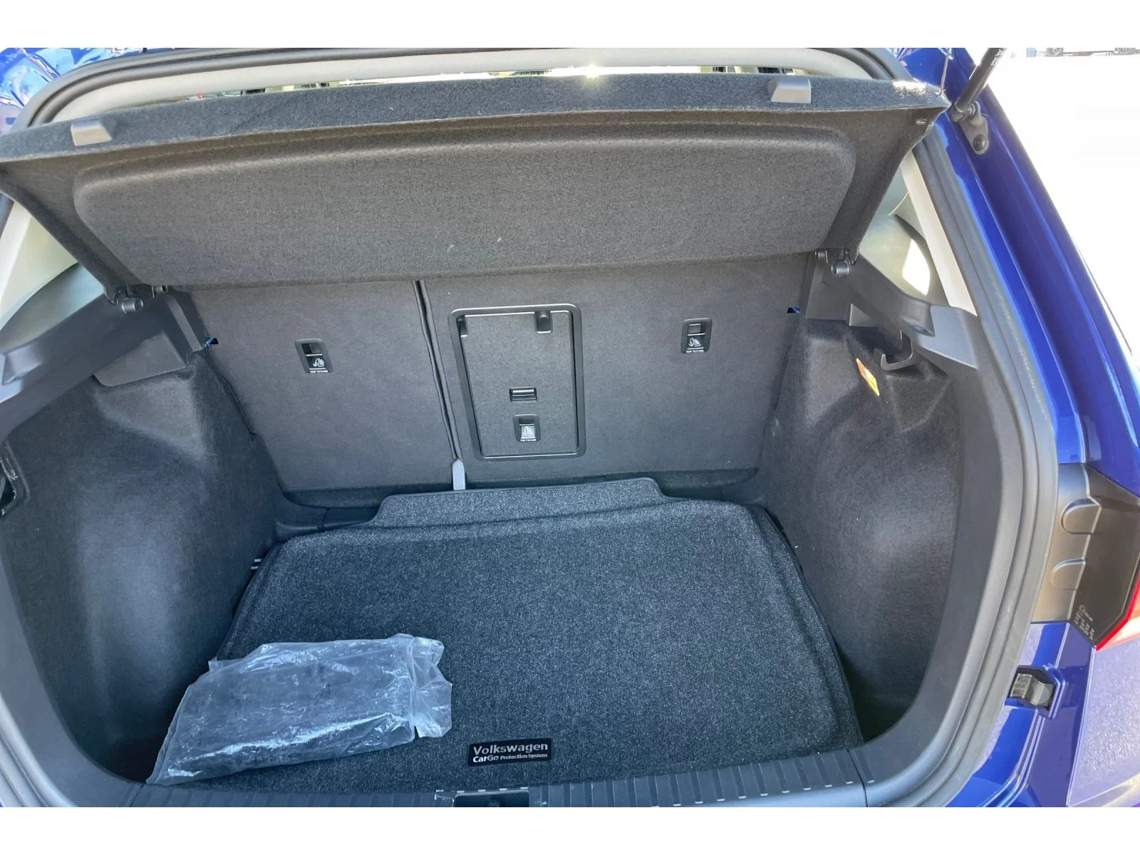 Used 2023 Dusk Blue Metallic Volkswagen SE image 16