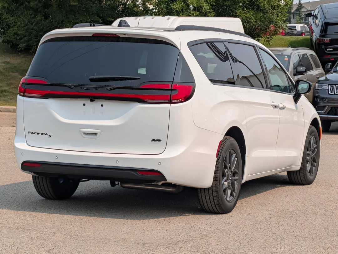 New 2027 White Chrysler Select - - AWD - 3.6L Pentastar V6 - Adaptive Cruise Control - Blind Spot Monitor & More! image 8