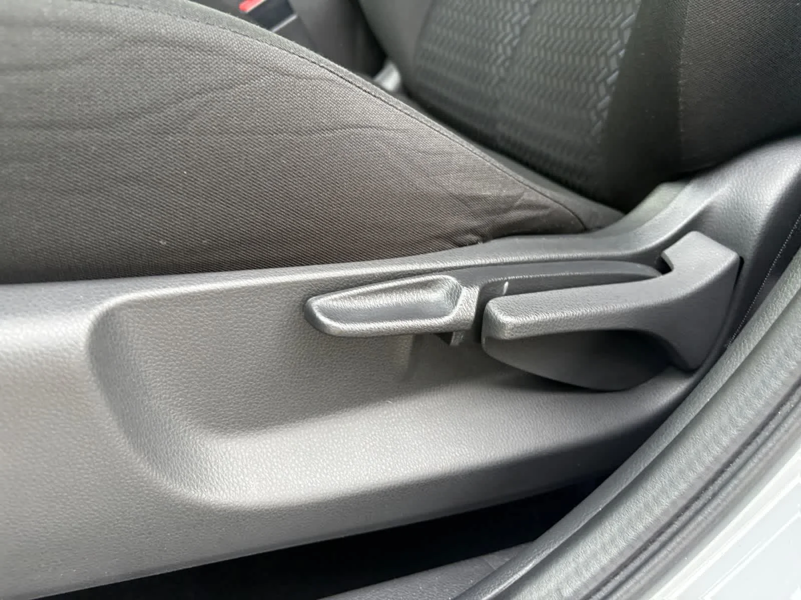 Used 2025 White Diamond Mitsubishi ES image 31