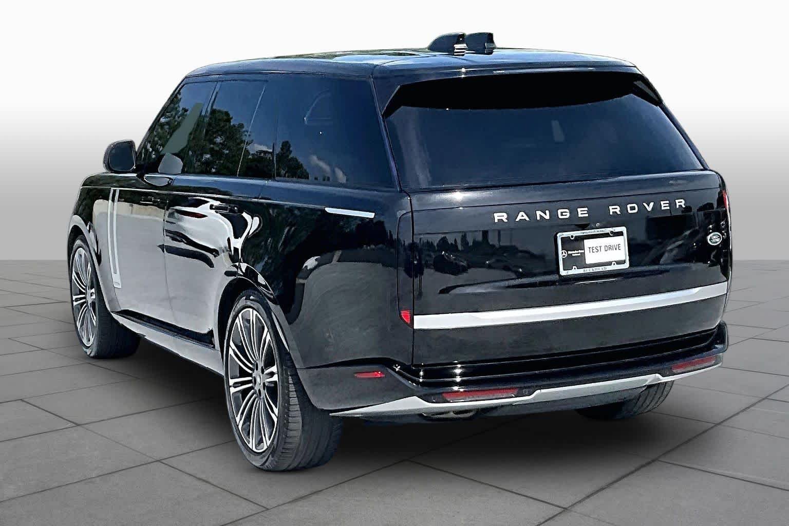 Used 2023 Ligurian Black SV Bespoke Ultra Metallic Sat Land Rover Autobiography image 11