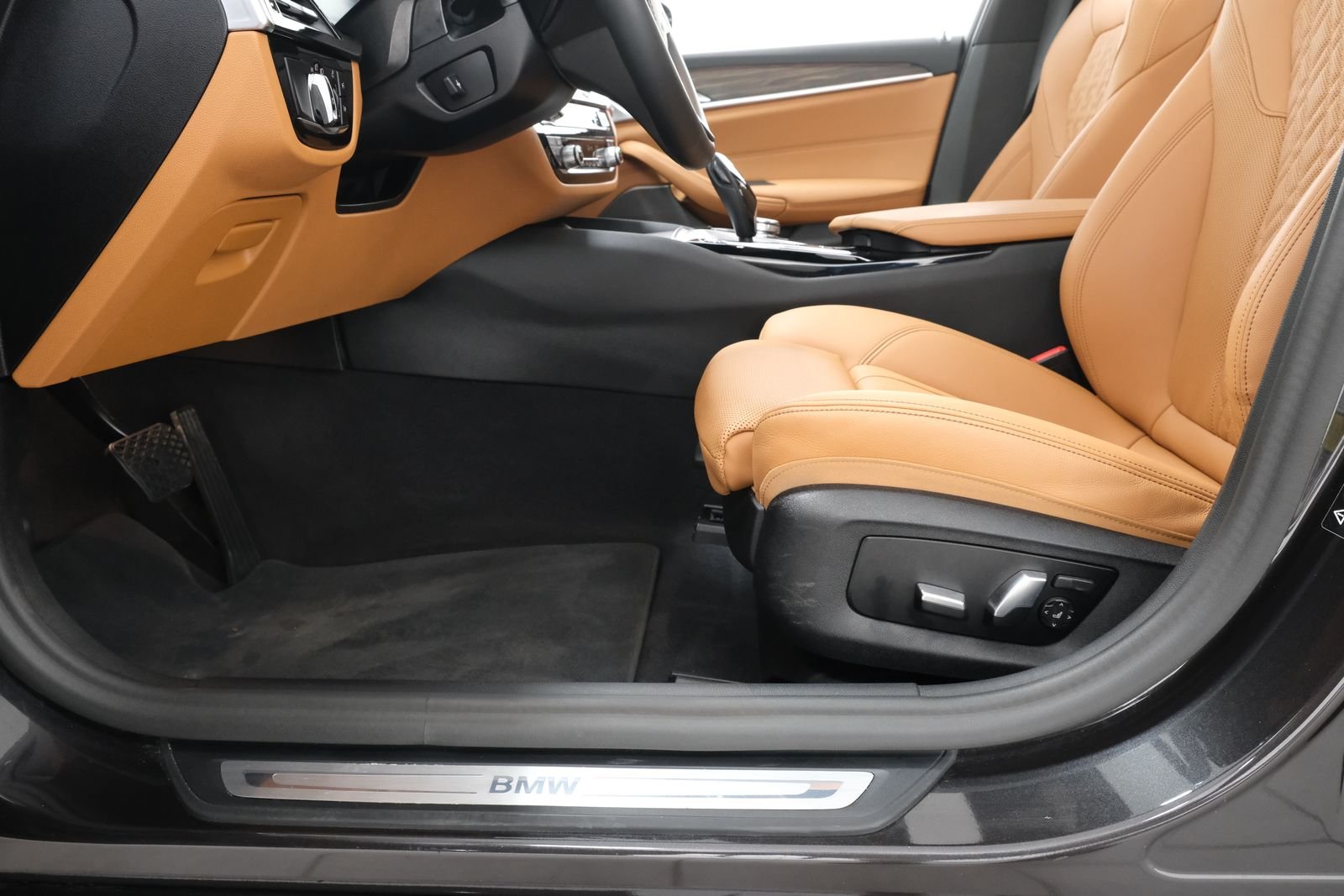 Used 2023 Dark Graphite Metallic BMW 530i xDrive image 31