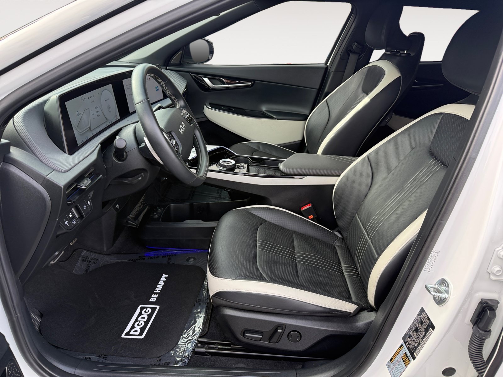Used 2024 Snow White Pearl Kia GT-Line image 10