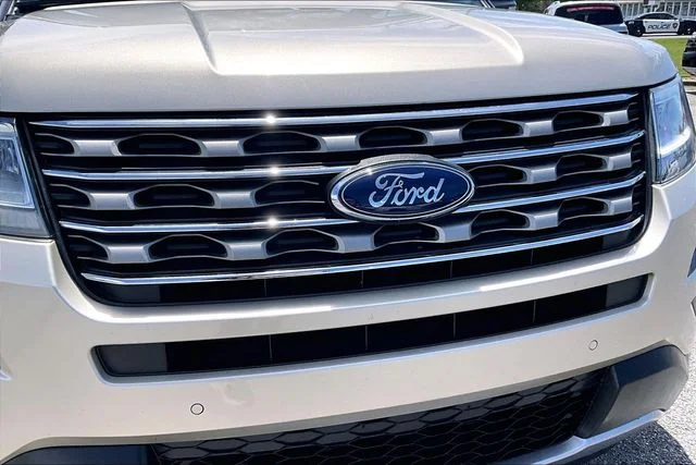 Used 2017 Gold Ford XLT image 31
