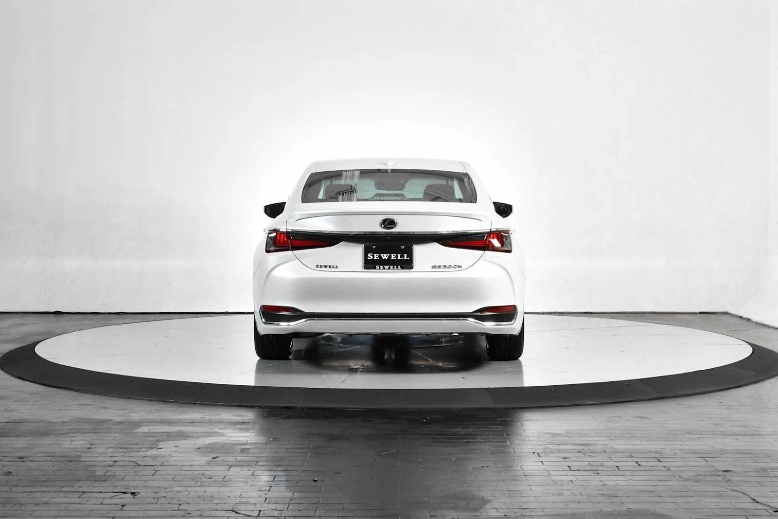 Certified Used 2024 EMINENT WHITE PEARL Lexus Ultra Luxury image 5