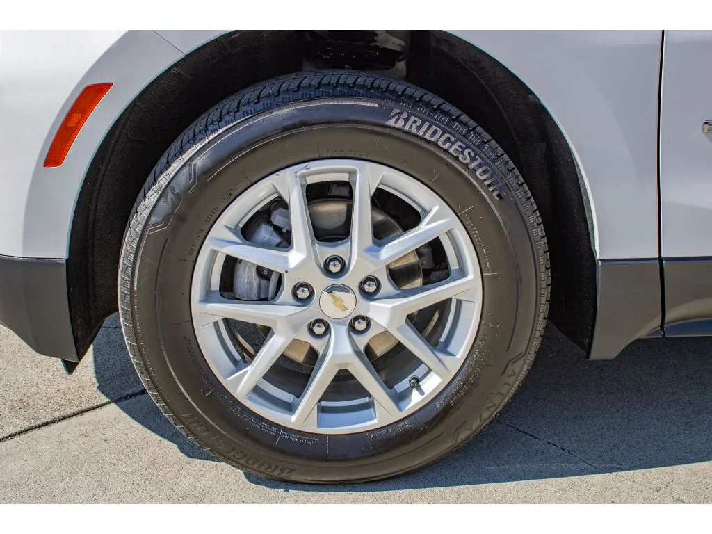 Used 2024 Summit White Chevrolet LT image 5