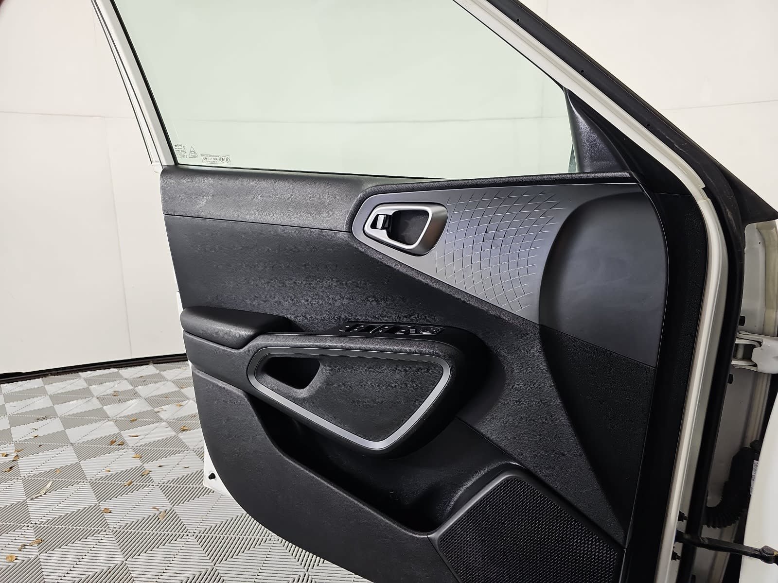 Used 2020 White Kia S image 24