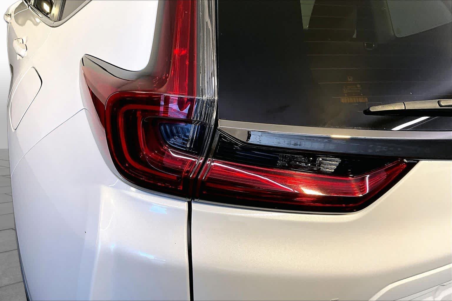 Used 2022 Platinum White Pearl Honda Touring image 28