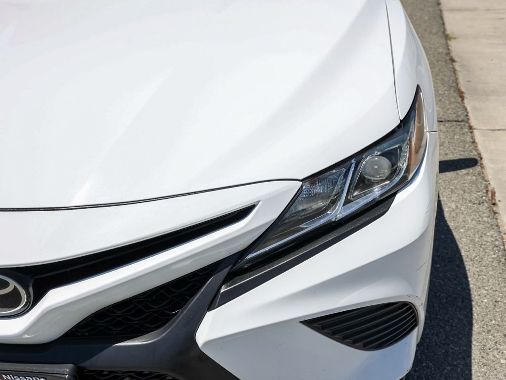 Used 2018 White Toyota SE image 9