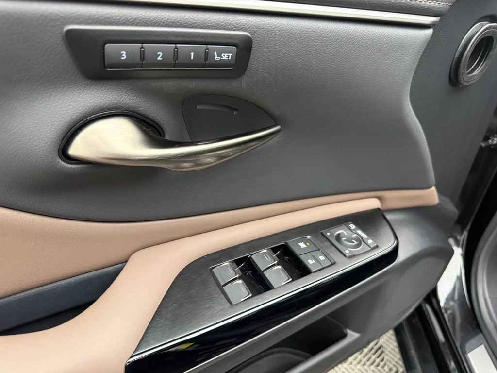 Used 2025 Black Lexus 350 image 18