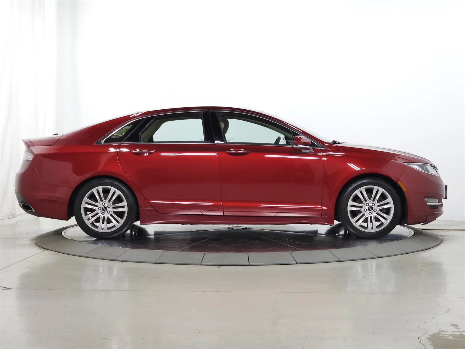 Used 2015 Red Lincoln  image 11