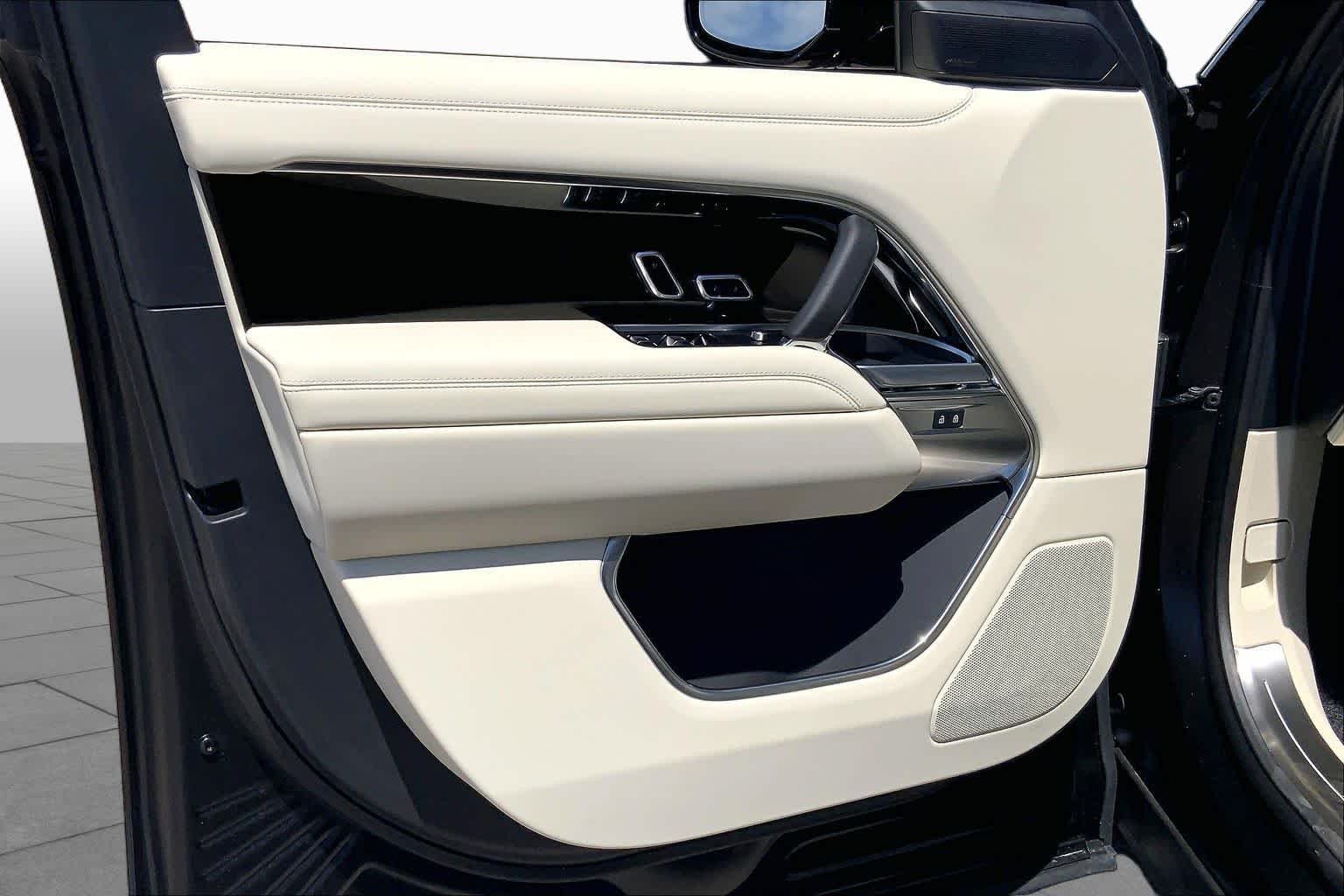 New 2026 Obsidian Black Satin Land Rover SE image 10