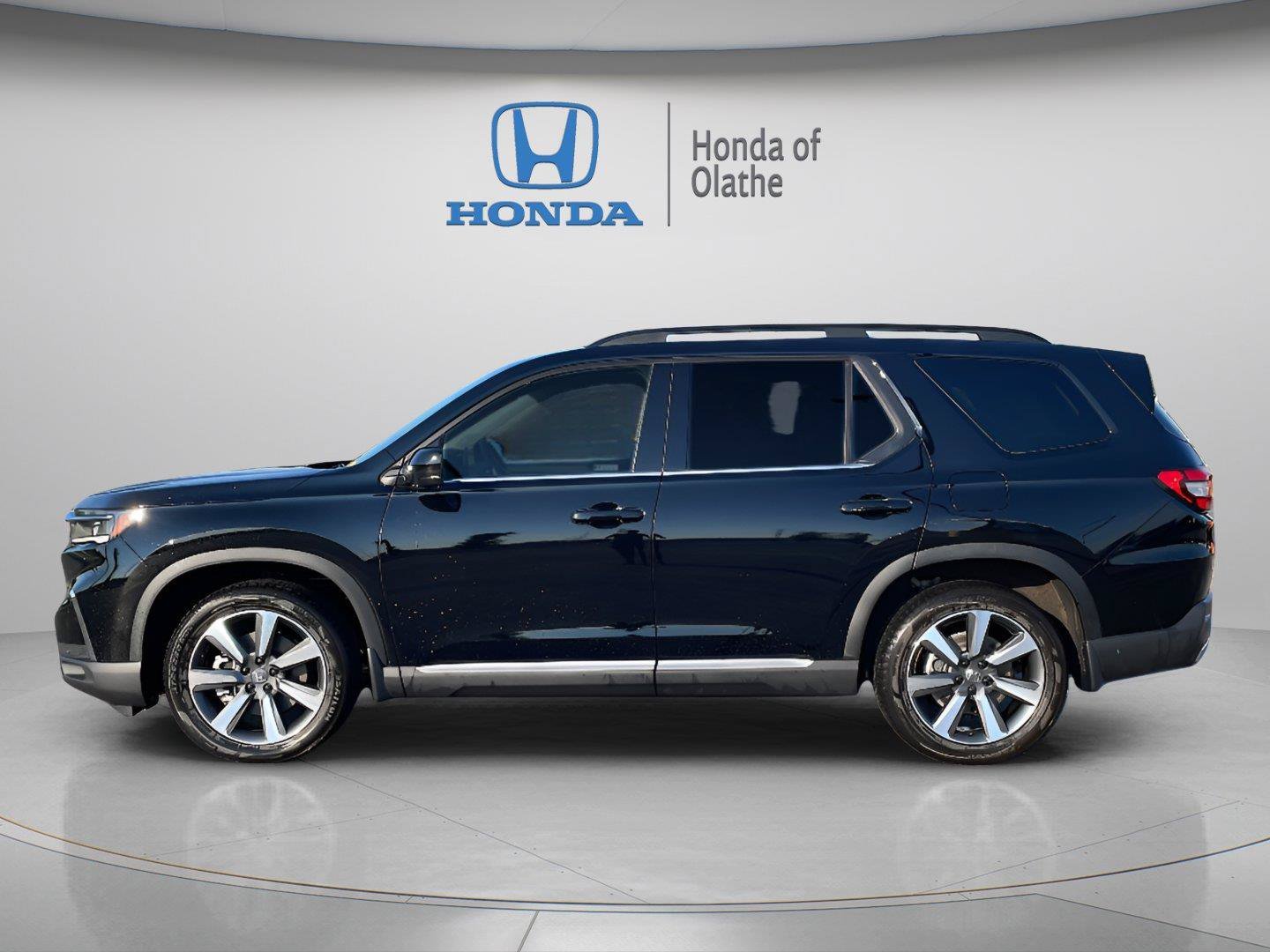 Certified Used 2024 Crystal Black Pearl Honda AWD ELITE image 33