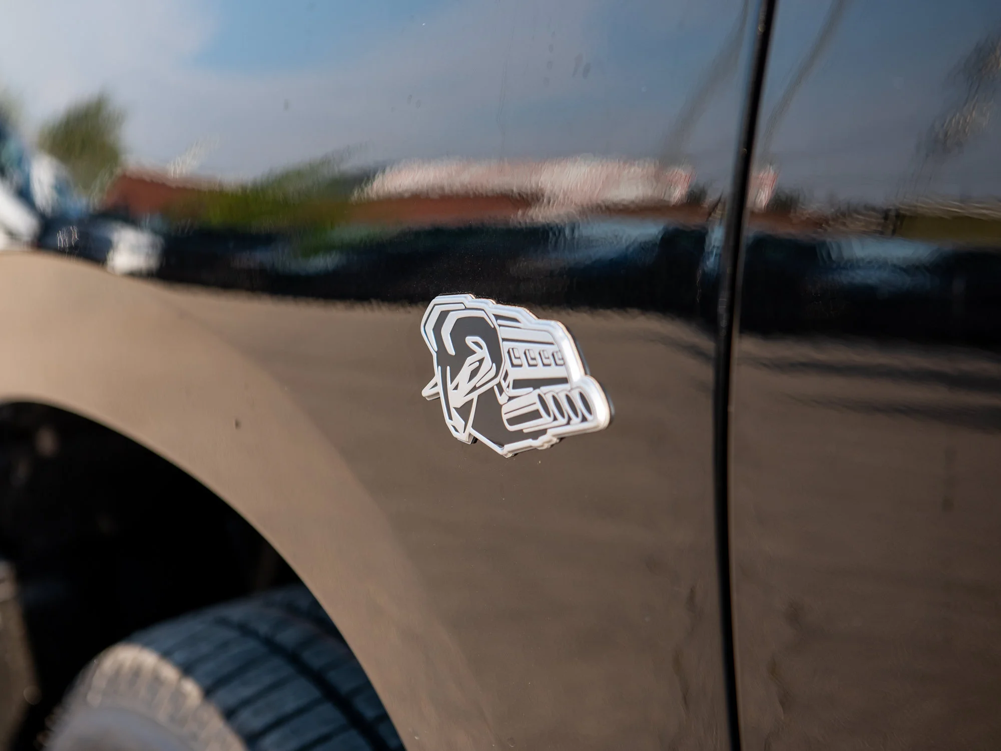 New 2026 Black RAM Sport* Crew Cab 4x4, Pano Sunroof, 3.92 Rear Axle, Passive Cold End Exhaust image 3