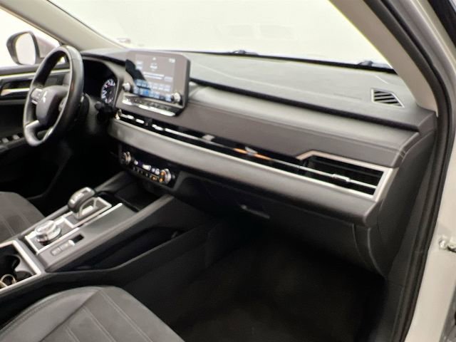 2024 Mitsubishi Outlander SE - Photo 13