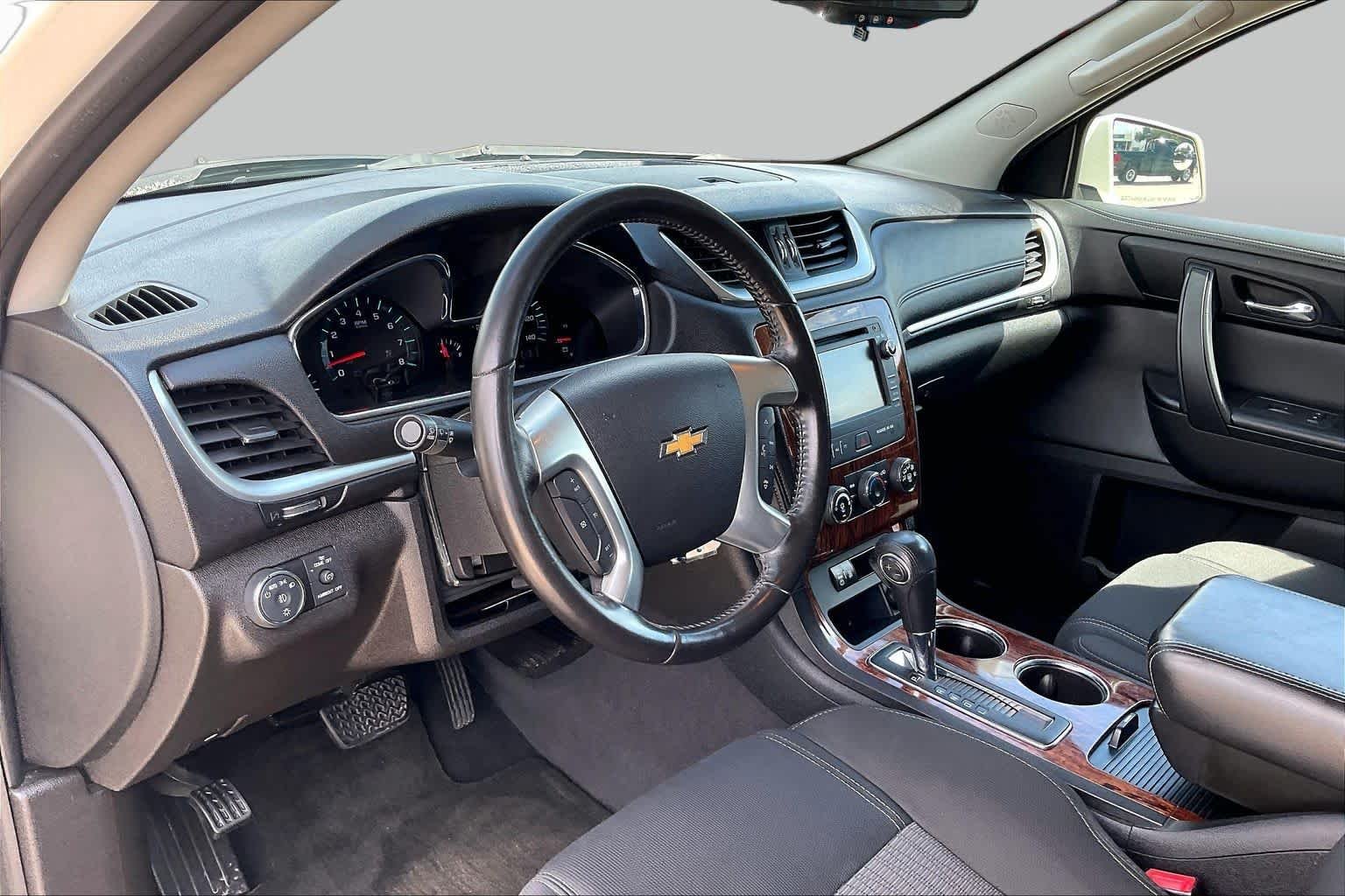 Used 2013 White Diamond Tricoat Chevrolet LT image 17