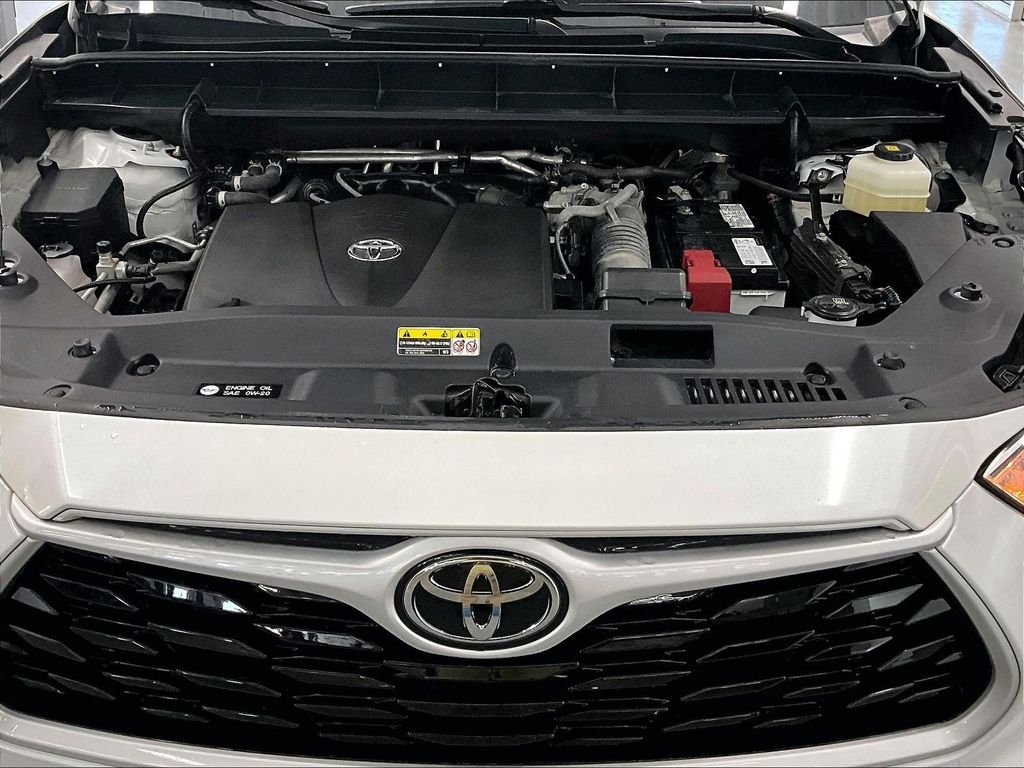 Used 2022 Pearl Toyota XLE image 30