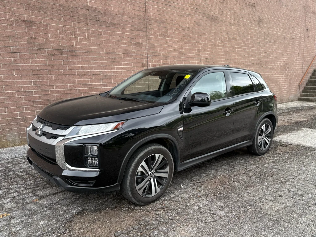 Used 2025 Labrador Black Pearl Mitsubishi ES image 1