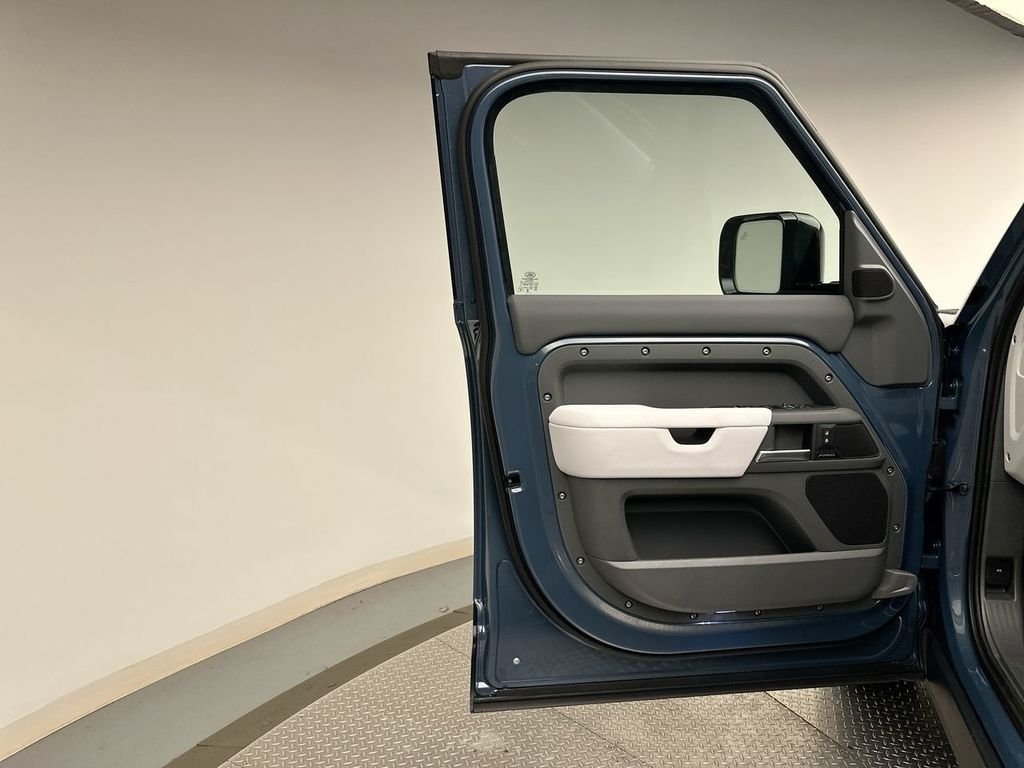 Used 2025 Tasman Blue Metallic Land Rover S image 8