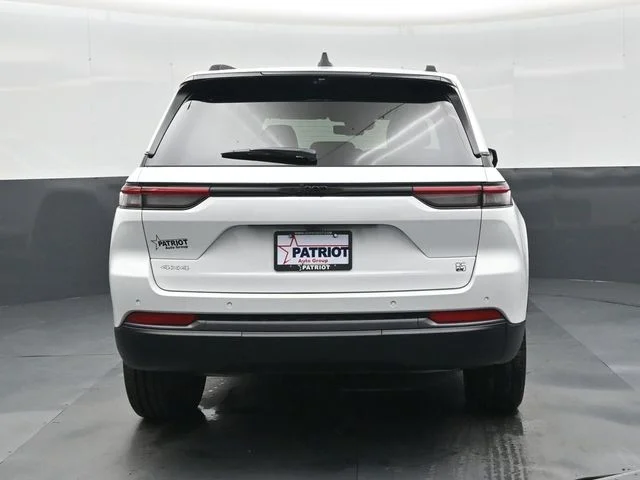 New 2026 Bright White Clear-Coat Exterior Paint Jeep  image 23