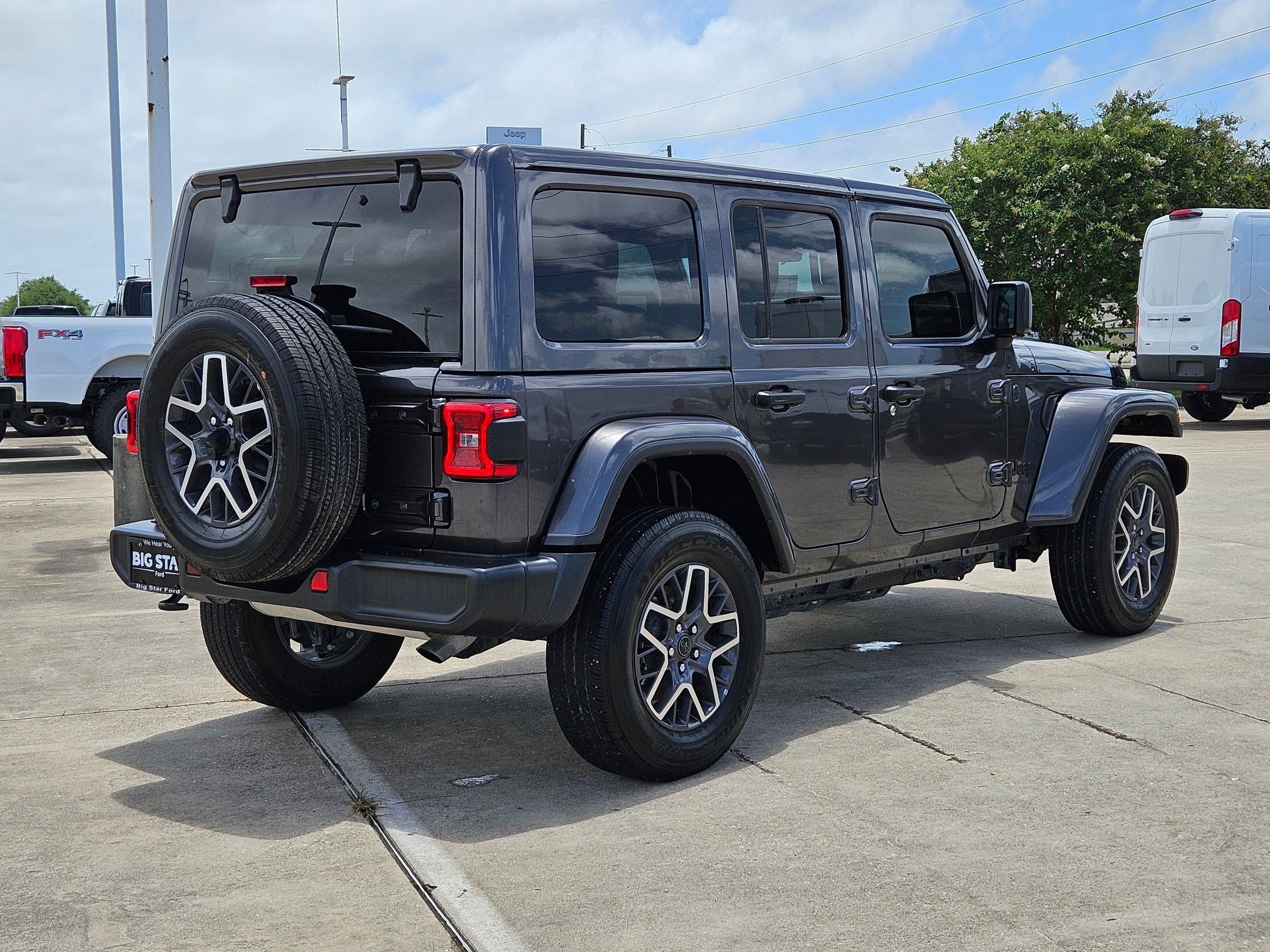 Used 2025 Granite Crystal Clearcoat Metallic Jeep Sahara image 3