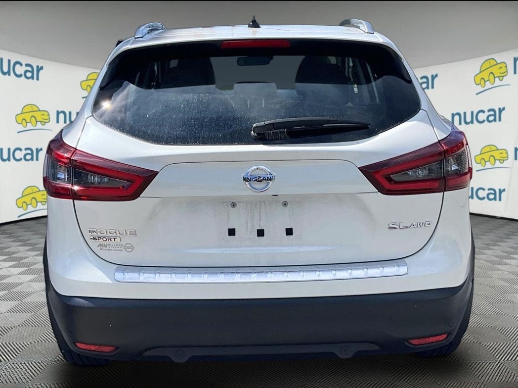 Used 2022 White Nissan SL image 3